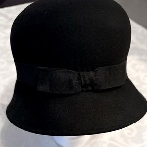 Amanda Smith Vintage Black Bucket 100 % Wool Hat has a ribbon band with bow